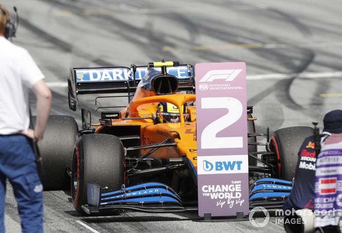 Segundo puesto Lando Norris, McLaren, celebra en Parc Ferme