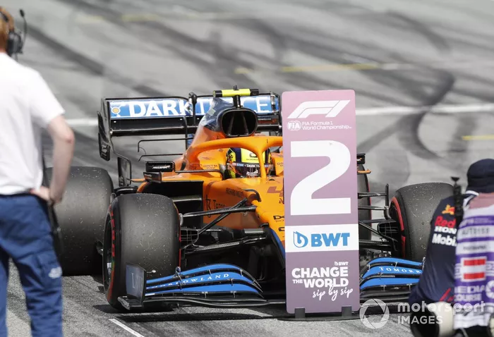 Segundo puesto Lando Norris, McLaren, celebra en Parc Ferme