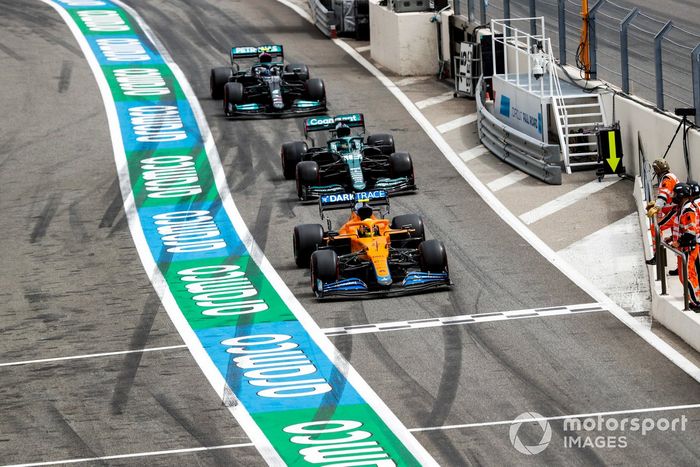 Lando Norris, McLaren MCL35M, Lance Stroll, Aston Martin AMR21, Valtteri Bottas, Mercedes W12, en pitlane 