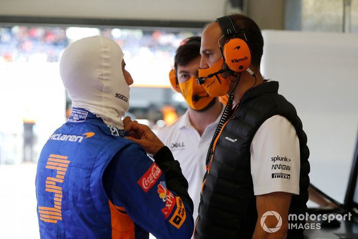Daniel Ricciardo, McLaren con los ingenieros