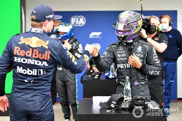 Max Verstappen, Red Bull Racing, felicita Ganador de la pole  para la carrera sprint, Lewis Hamilton, Mercedes, en el Parc Ferme