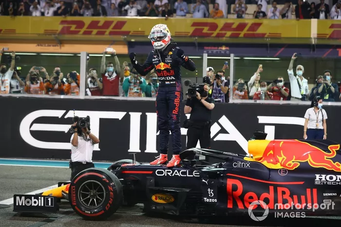 El campeón Max Verstappen, Red Bull Racing, celebra en el Parc Ferme