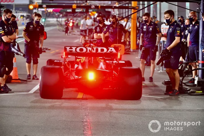 Max Verstappen, Red Bull Racing RB16B, en boxes