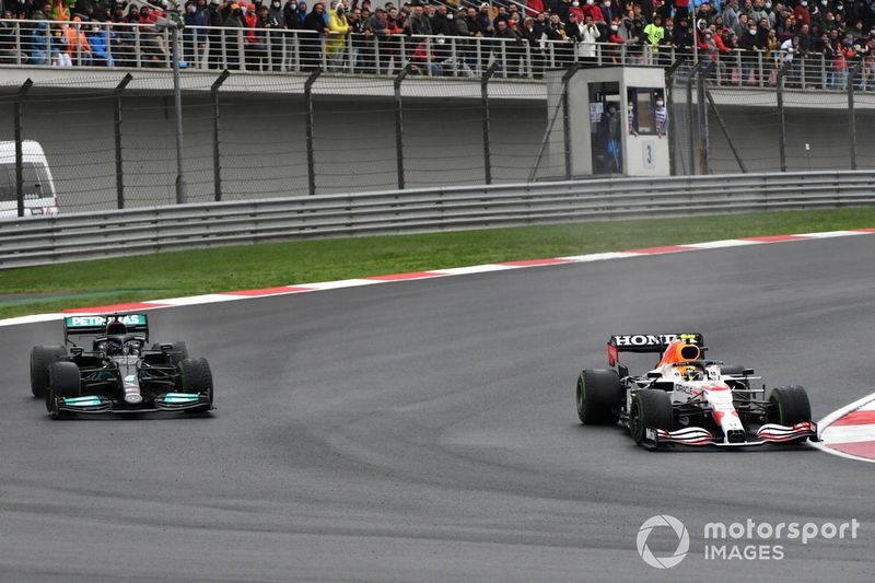 Lewis Hamilton, Mercedes W12, batalla con Sergio Pérez, Red Bull Racing RB16B