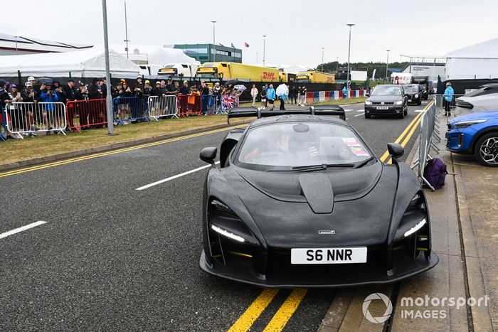 Lando Norris, McLaren, llega en un McLaren Senna de carretera