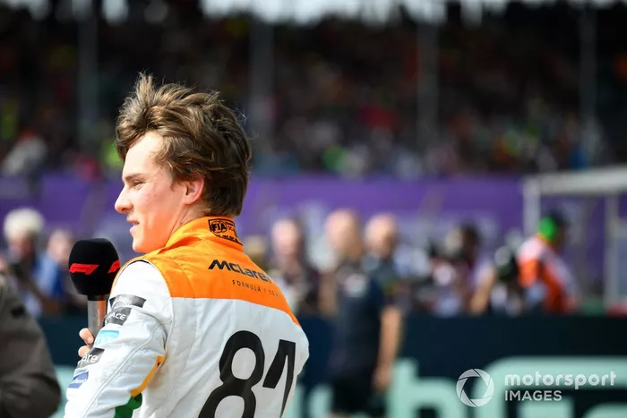 Oscar Piastri, McLaren, es entrevistado tras la clasificación