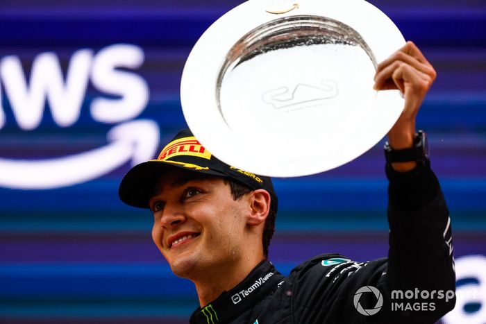 George Russell, Mercedes-AMG, 3ª posición, con su trofeo