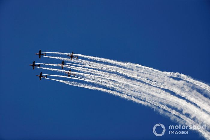 El equipo de exhibición de la RAAF, The Roulettes, actúa para el público en sus Pilatus PC-21