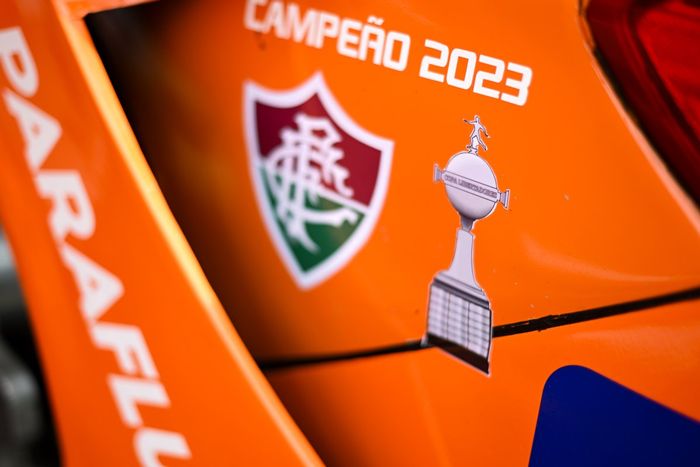 Escudo do Fluminense no carro de Cacá Bueno