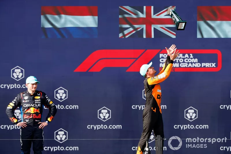 Max Verstappen, Red Bull Racing, 2e position, Lando Norris, McLaren F1 Team, 1re position, sur le podium.