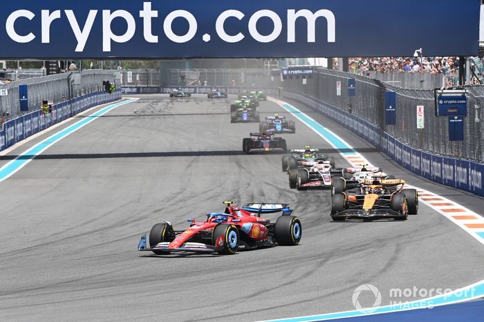 Carlos Sainz, Ferrari SF-24, por delante de Oscar Piastri, McLaren MCL38, Nico Hulkenberg, Haas VF-24, y Kevin Magnussen, Haas VF-24.