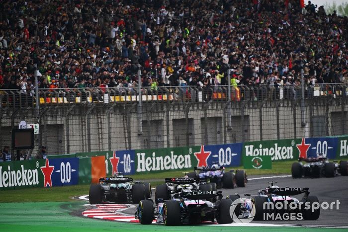 Nico Hulkenberg, Haas VF-24 lucha con Lance Stroll, Aston Martin AMR24 