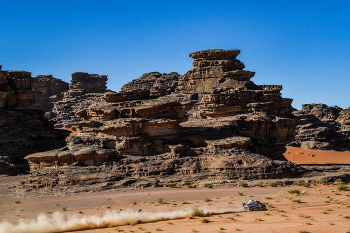 #300 Toyota Gazoo Racing Toyota Hilux: Nasser Al-Attiyah, Matthieu Baumel