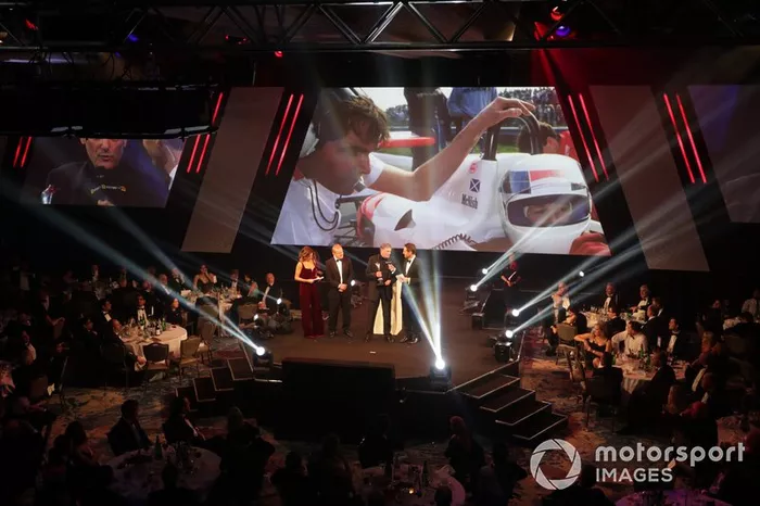 Dick Bennetts recibe el Premio Gregor Grant