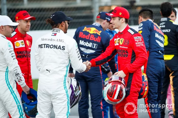 Lewis Hamilton, Mercedes-AMG Petronas F1, saluda a Charles Leclerc, Ferrari