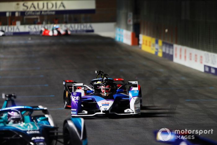 Maximilian Guenther, BMW I Andretti Motorsports, BMW iFE.21, por delante de Oliver Rowland, Nissan e.Dams, Nissan IMO2