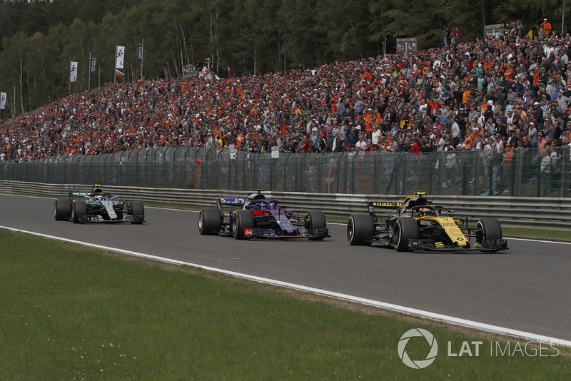 Carlos Sainz Jr., Renault Sport F1 Team R.S. 18, Brendon Hartley, Scuderia Toro Rosso STR13 y Valtteri Bottas, Mercedes AMG F1 W09