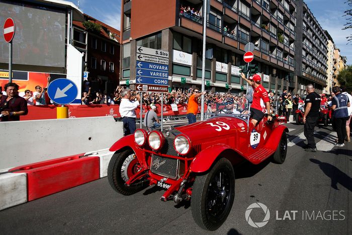 Sebastian Vettel, Ferrari en un coche antiguo