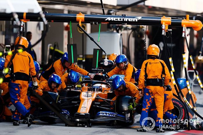 Carlos Sainz Jr., McLaren MCL34 pit stop