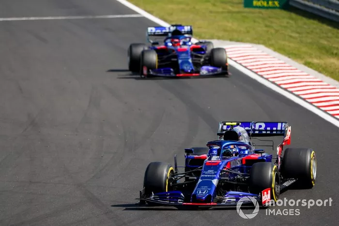 Alexander Albon, Toro Rosso STR14, precede Daniil Kvyat, Toro Rosso STR14