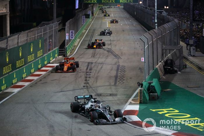 Lewis Hamilton, Mercedes AMG F1 W10, precede Sebastian Vettel, Ferrari SF90, Max Verstappen, Red Bull Racing RB15, e Valtteri Bottas, Mercedes AMG W10