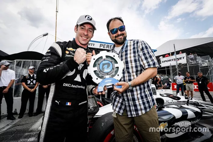 Il vincitore del pole Award Simon Pagenaud, Team Penske Chevrolet