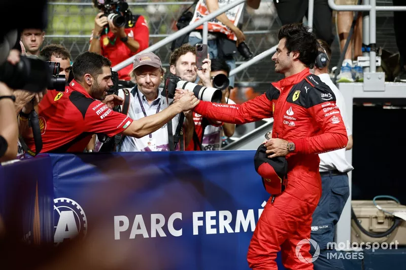 Il poleman Carlos Sainz, Scuderia Ferrari, festeggia con un compagno di squadra al Parco delle Ferme
