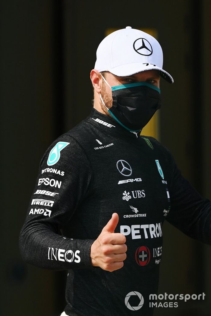 Ganador de la pole Valtteri Bottas, Mercedes AMG F1