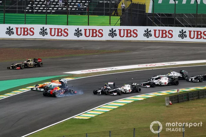 Bruno Senna, Williams FW34, Sebastian Vettel, Red Bull Racing RB8 y Sergio Perez, Sauber C31 se chocan en la salida