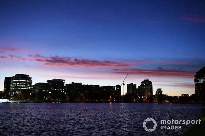 La noche cae sobre el Melbourne