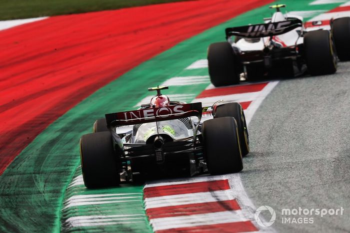 Mick Schumacher, Haas VF-22, Lewis Hamilton, Mercedes W13