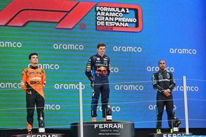 Lando Norris, McLaren F1 Team, 2ª posición, Max Verstappen, Red Bull Racing, 1ª posición, Lewis Hamilton, Mercedes-AMG F1 Team, 3ª posición, en el podio.