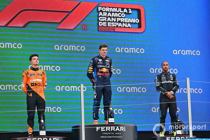 Lando Norris, McLaren F1 Team, 2ª posición, Max Verstappen, Red Bull Racing, 1ª posición, Lewis Hamilton, Mercedes-AMG F1 Team, 3ª posición, en el podio.