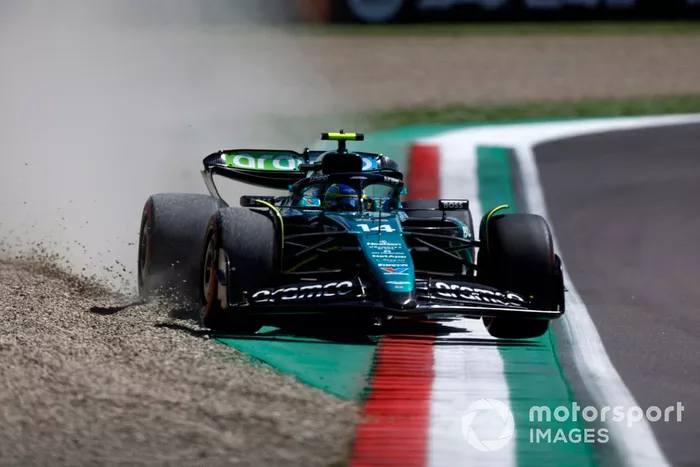 Fernando Alonso, Aston Martin AMR24, se desvía en la grava