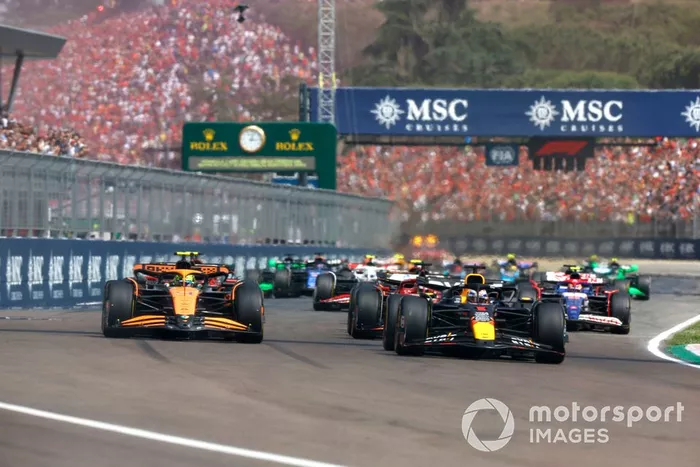 Max Verstappen, Red Bull Racing RB20, Lando Norris, McLaren MCL38, Charles Leclerc, Ferrari SF-24, Carlos Sainz, Ferrari SF-24, el resto de la parrilla en la salida.