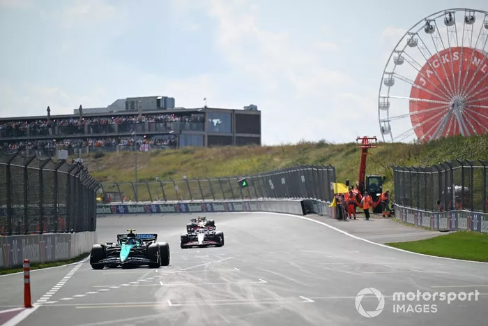 Fernando Alonso, Aston Martin AMR24, en una vuelta de reconocimiento 