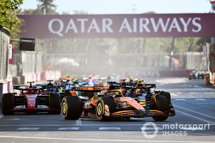 Oscar Piastri, McLaren MCL38, Carlos Sainz, Ferrari SF-24, Sergio Pérez, Red Bull Racing RB20, el resto de la parrilla en la primera vuelta.