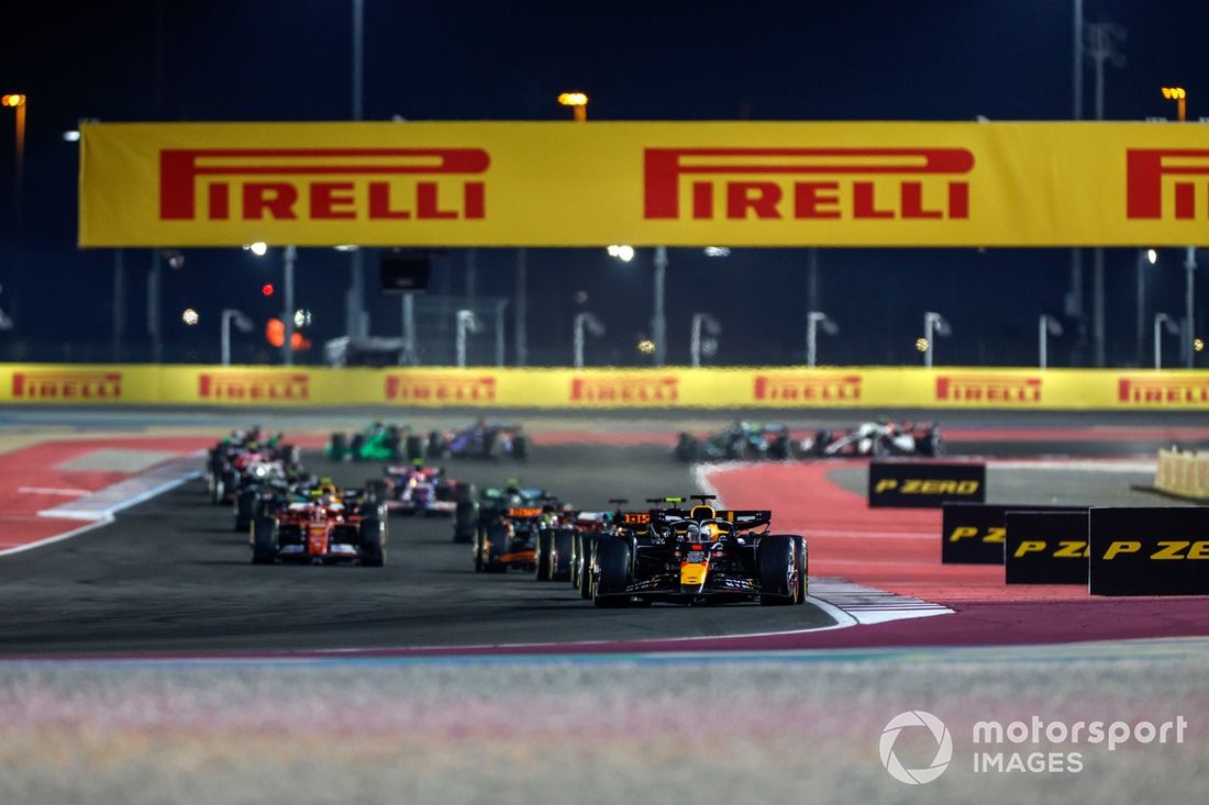 Max Verstappen, Red Bull Racing RB20, Lando Norris, McLaren MCL38, George Russell, Mercedes F1 W15, el resto de la parrilla.