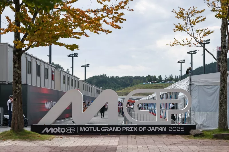 Vue générale du paddock 