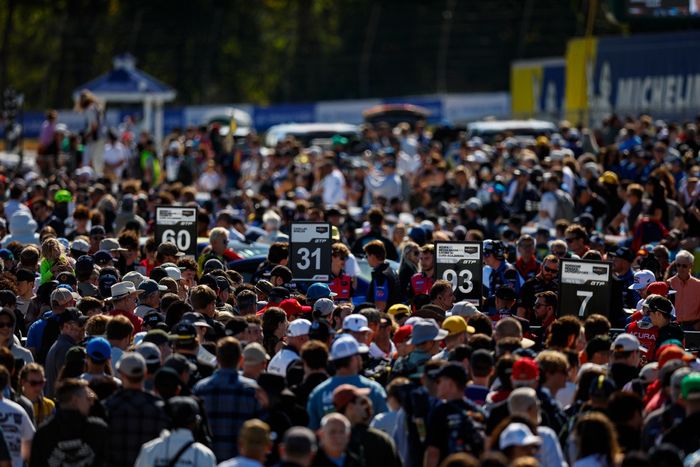 Paseo de los aficionados antes de la carrera