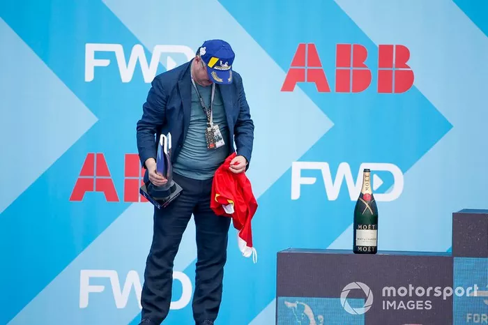 Un representante de DS TECHEETAH con el trofeo de ganador