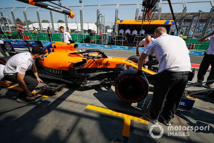 Trabajo mecánico en Carlos Sainz Jr., McLaren MCL34, en el pit lane.