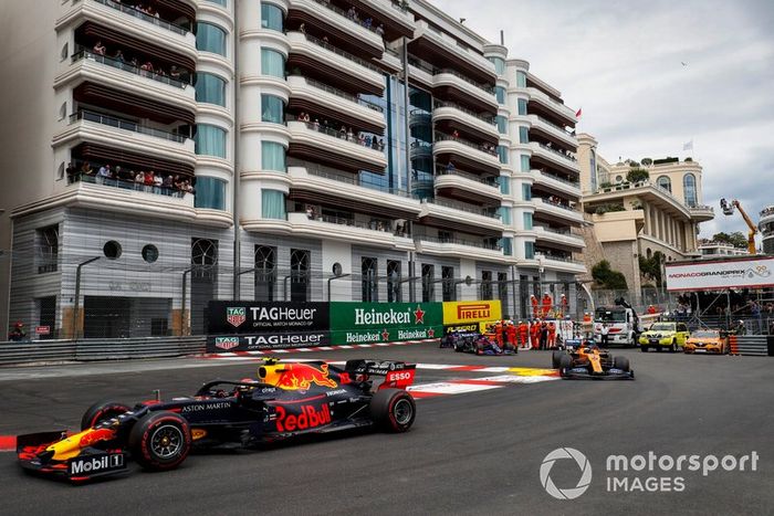 Pierre Gasly, Red Bull Racing RB15, Carlos Sainz Jr., McLaren MCL34, y Daniil Kvyat, Toro Rosso STR14