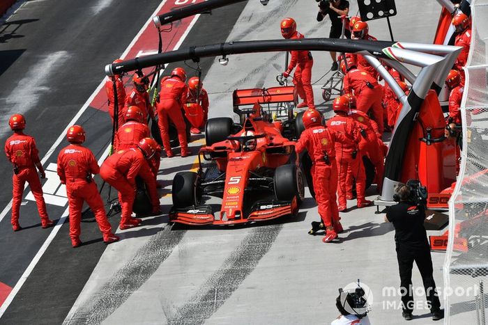 Sebastian Vettel, Ferrari SF90, hace una parada