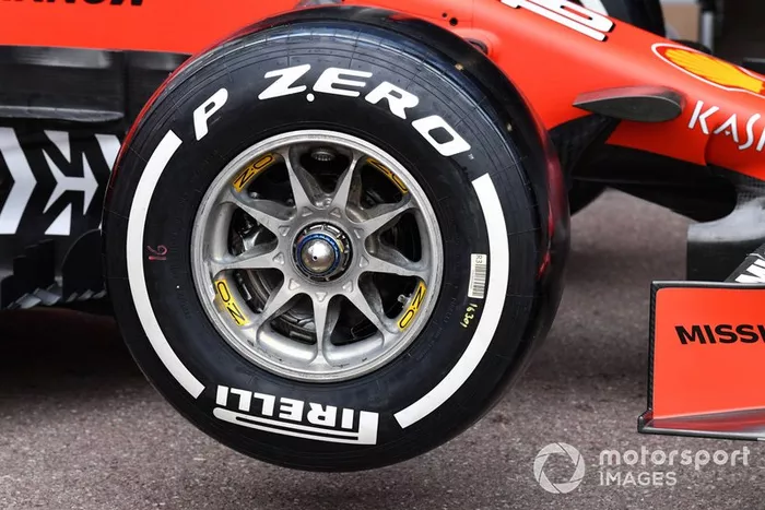 Rueda delantera Ferrari SF90 y neumático Pirelli