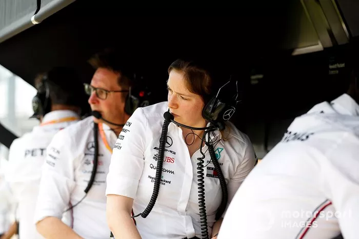 El equipo Mercedes en el muro