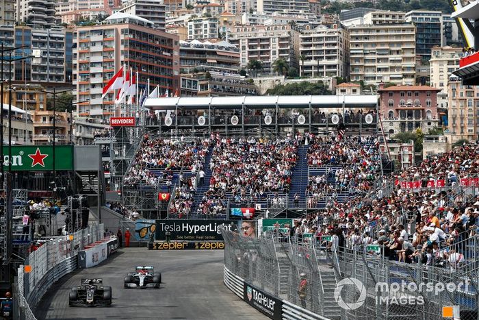 Romain Grosjean, Haas F1 Team VF-19, Lewis Hamilton, Mercedes AMG F1 W10