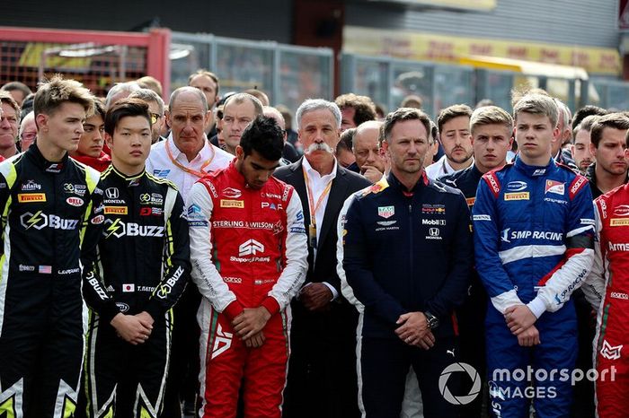 Logan Sargeant, Carlin Buzz Racing, Teppei Natori, Carlin Buzz Racing, Jehan Daruvala, PREMA Racing, Christian Horner, Director, Red Bull Racing y Chase Carey, Presidente, Fórmula 1 en el memorial de Anthoine Hubert