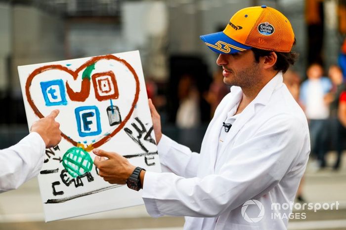 Carlos Sainz Jr. de McLaren pinta para un largometraje de televisión