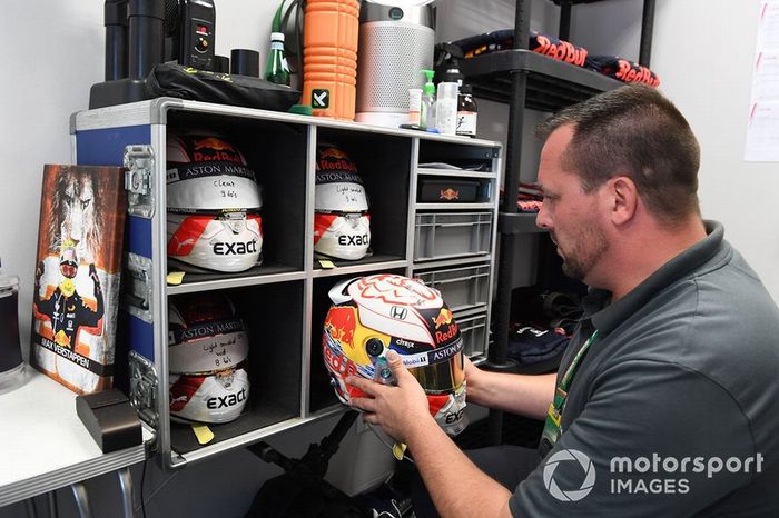 Un ingeniero de cascos de Schuberth trabaja en el casco de Max Verstappen, Red Bull Racing